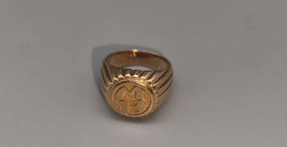 Gold signet ring (eagle)
Weight 15 g.