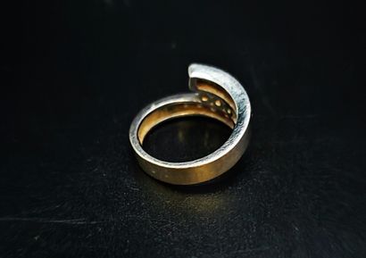 White gold ring set with thirteen diamonds.
Gross...