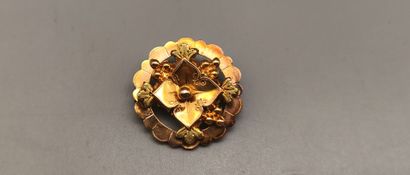 Round flower brooch in gold (horse's head)...