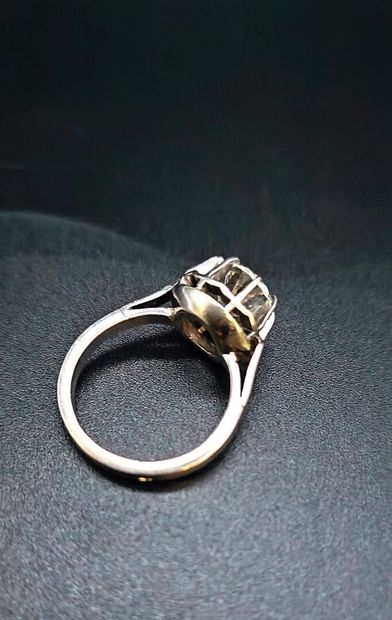 White gold solitaire (owl) set with a 2.2-carat...