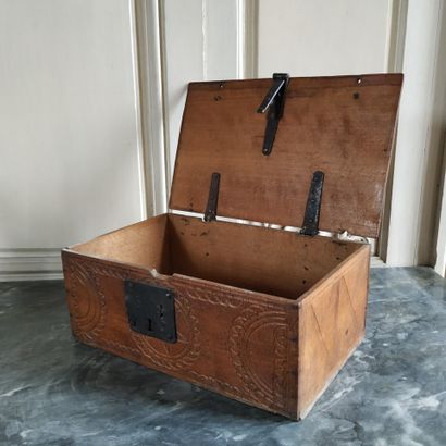 Natural wood box
Savoy 18th century
Geometric...