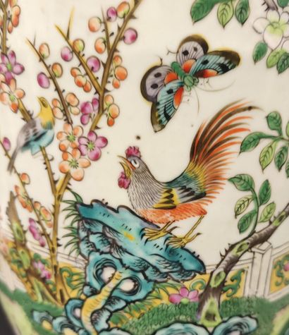 CHINA, 19th century
Large porcelain vase...