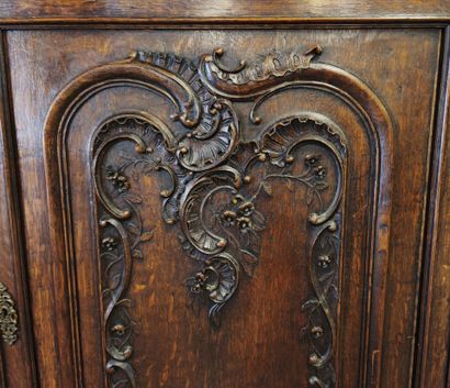 Oak glazed sideboard, Liège work, 18th century
Opening...