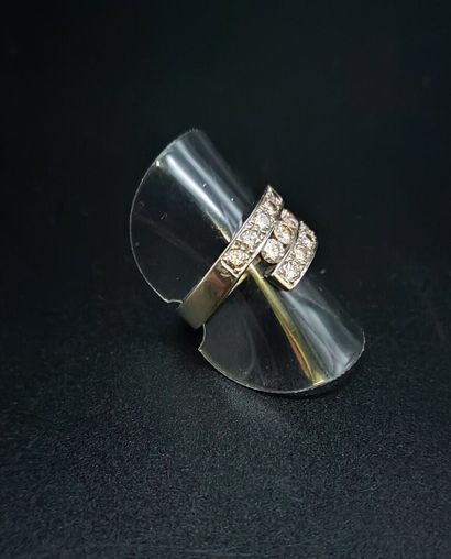 White gold ring set with thirteen diamonds.
Gross...