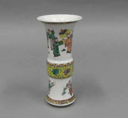 CHINA, 19th century
Porcelain Gu vase with...