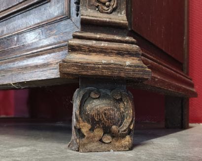 Oak double-box buffet opening to four doors...