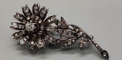 18K (750) white gold flower brooch set with...