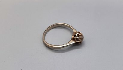 Ring in white gold (750) set with a small...