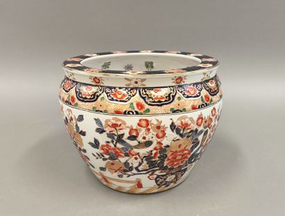 JAPAN. Imari porcelain aquarium decorated...