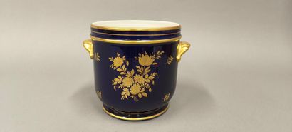 PILLIVUYT. Porcelain cache-pot with polychrome...