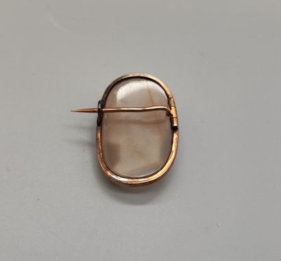 Gold (585) brooch set with a cameo featuring...