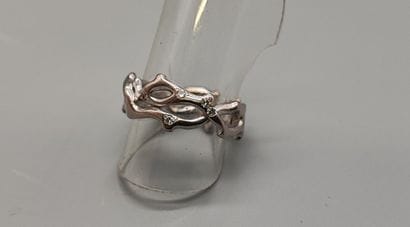 Ring in white gold (750) formed of a tangle...