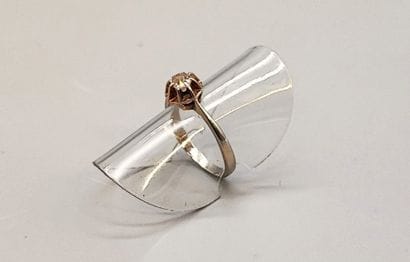 Ring in white gold (750) set with a small...