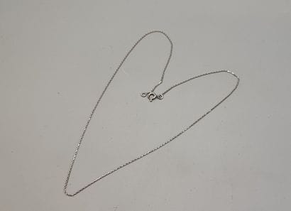 White gold chain (375). Clover hallmark.
L...