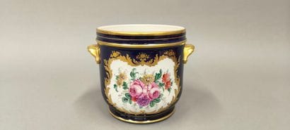 PILLIVUYT. Porcelain cache-pot with polychrome...