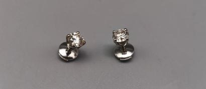 Pair of earrings in white gold (750), each...