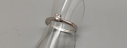 Solitaire ring in white gold (375) set with...