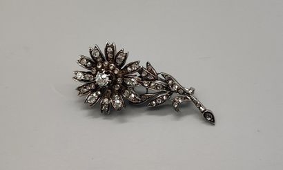 18K (750) white gold flower brooch set with...