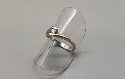 Ring in white gold (750), with cross motif...