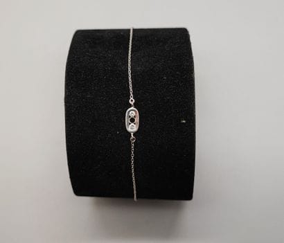 Small bracelet in white gold (750) adorned...
