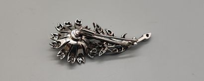 18K (750) white gold flower brooch set with...