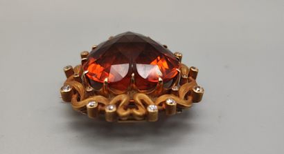 Yellow gold (750) pendant brooch set with...