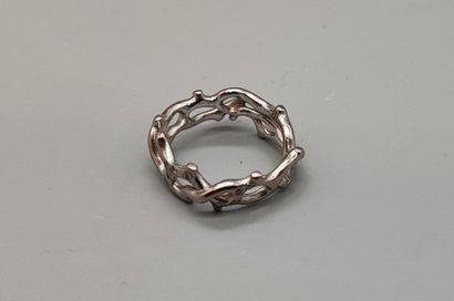 Ring in white gold (750) formed of a tangle...