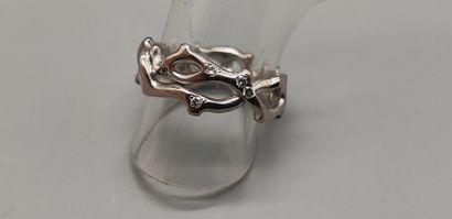Ring in white gold (750) formed of a tangle...