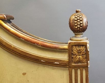 Carved gilt-lacquered wood bed, fluted uprights...