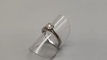 Ring in white gold (750), set with a small...