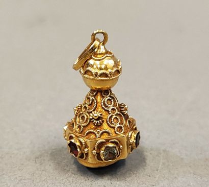 18K (750) gold pendant set with a large amethyst...