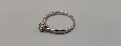 Solitaire ring in white gold (375) set with...