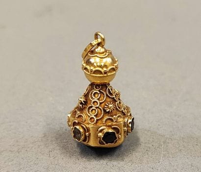 18K (750) gold pendant set with a large amethyst...