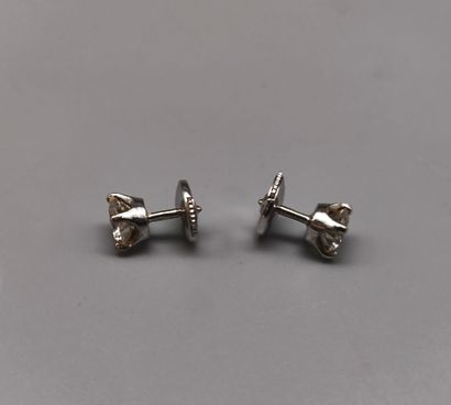 Pair of earrings in white gold (750), each...