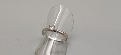 Solitaire ring in white gold (375) set with...