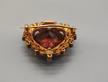 Yellow gold (750) pendant brooch set with...