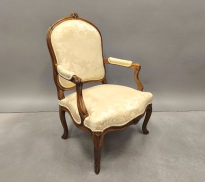 Flat-back armchair in walnut carved with...