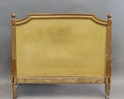 Carved gilt-lacquered wood bed, fluted uprights...
