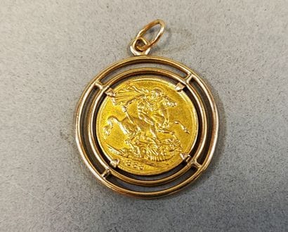 18K (750) gold pendant set with an 1888 sovereign....
