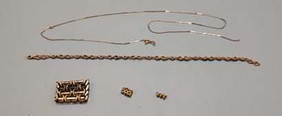 Lot of jewelry elements in 18K gold. 
Total...