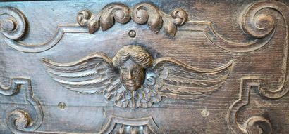 Coffre rectangulaire en bois richement sculpté...
