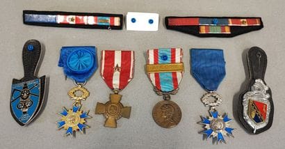 FRANCE. Lot de médailles et insignes militaires...