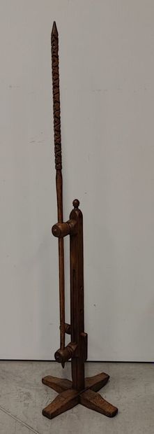 Lot comprenant : - Rouet en bois à décor...