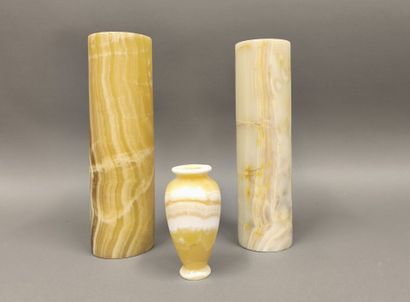 Ensemble de deux vases rouleaux et un petit...