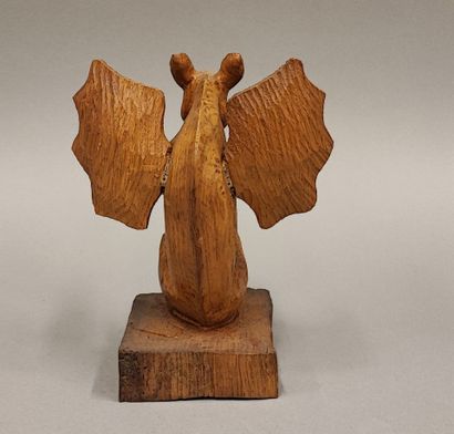 Petit diable tenant un volant, en bois sculpté...