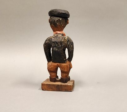 Homme à la pipe les mains dans les poches...