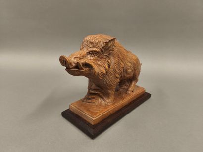 H. Louis (XXème siècle). Sanglier en bois...