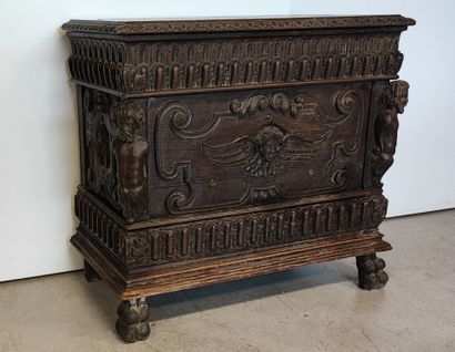 Coffre rectangulaire en bois richement sculpté...