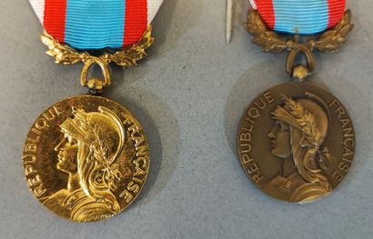 n
Lot de médailles militaires et insignes...