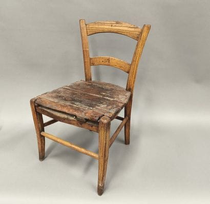 Petite table de toilette en pin verni ouvrant...